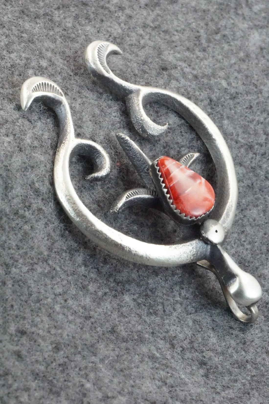 Spiny Oyster and Sterling Silver Pendant - V. Cayatineto - Image 3