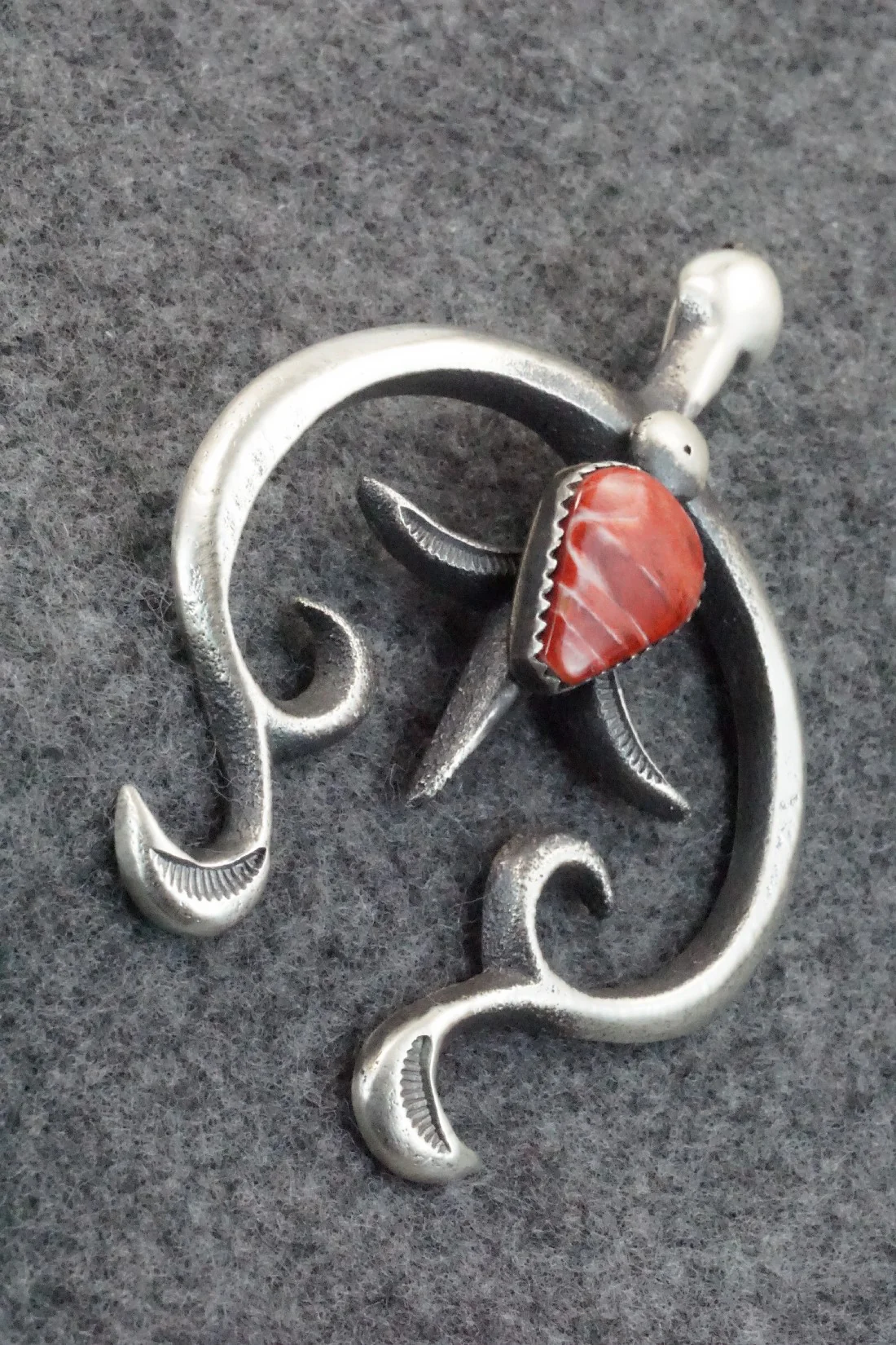 Spiny Oyster and Sterling Silver Pendant - V. Cayatineto - Image 4